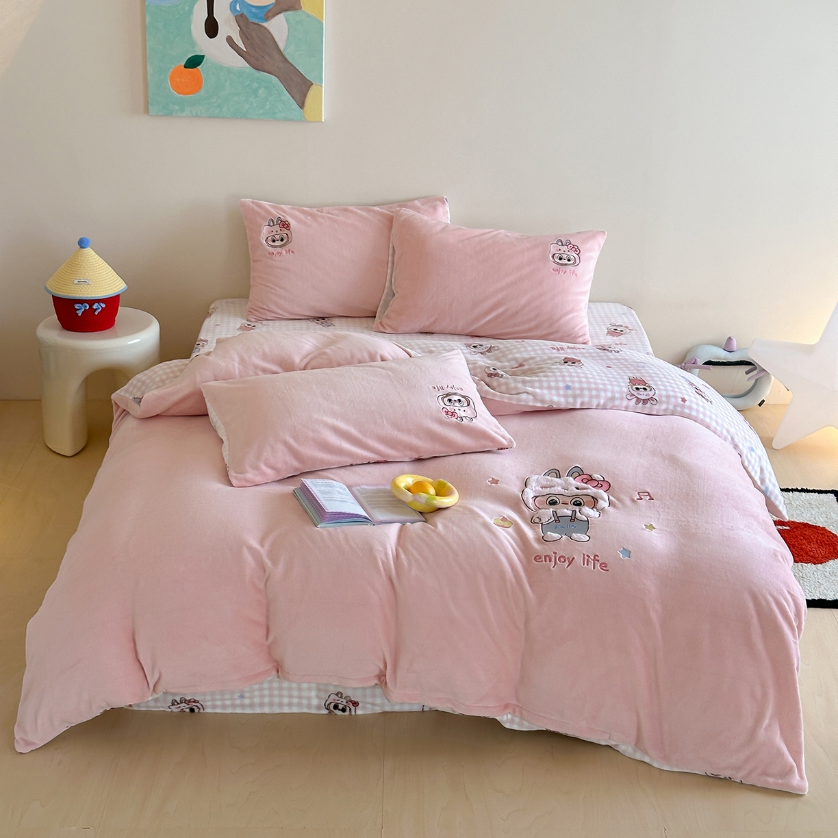 91家纺网 家纺一手货源 找家纺 （总）桃子家居 2025新款A类ins兔毛贴布绣毛巾绣印加绣卡通少女加厚牛奶绒系列四件套