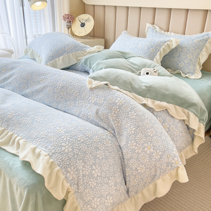 91家纺网 家纺一手货源 找家纺 印季家纺 2025新款花边款立体剪花牛奶绒四件套 天蓝