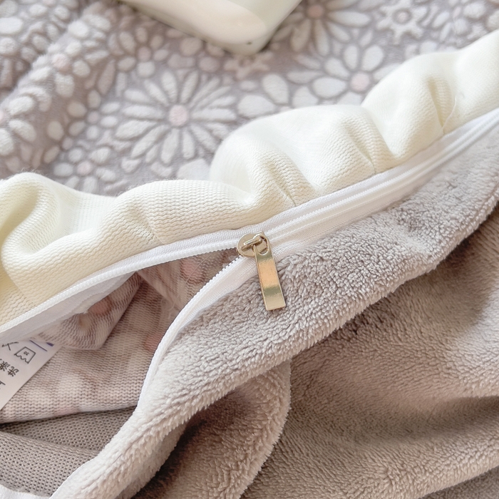 91家纺网 家纺一手货源 找家纺 印季家纺 2025新款花边款立体剪花牛奶绒四件套 灰咖