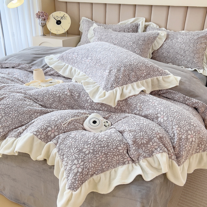 91家纺网 家纺一手货源 找家纺 印季家纺 2025新款花边款立体剪花牛奶绒四件套 灰咖