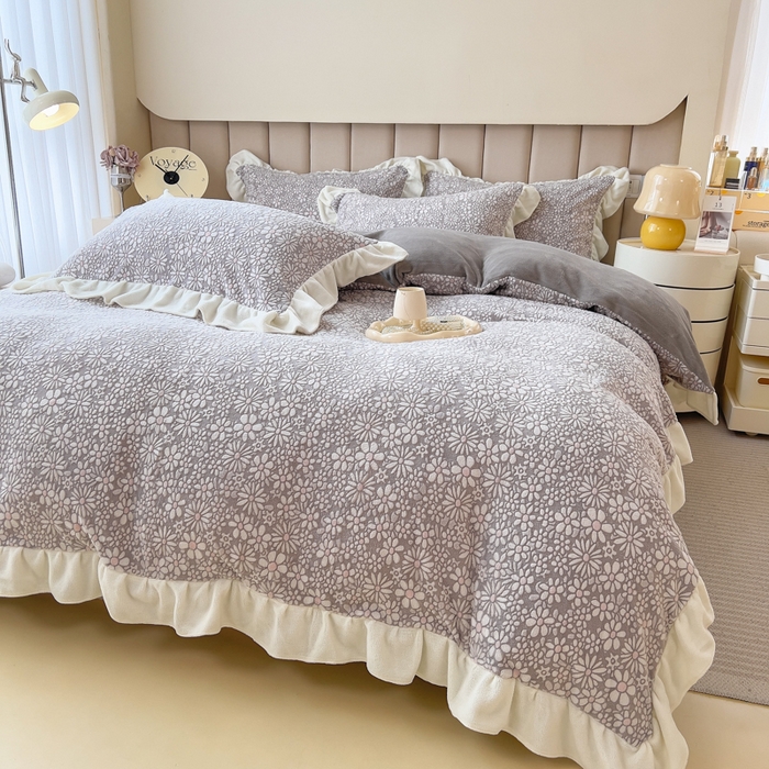 91家纺网 家纺一手货源 找家纺 印季家纺 2025新款花边款立体剪花牛奶绒四件套 灰咖