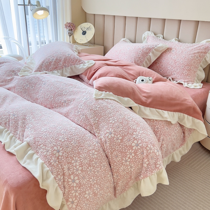 91家纺网 家纺一手货源 找家纺 印季家纺 2025新款花边款立体剪花牛奶绒四件套 豆沙