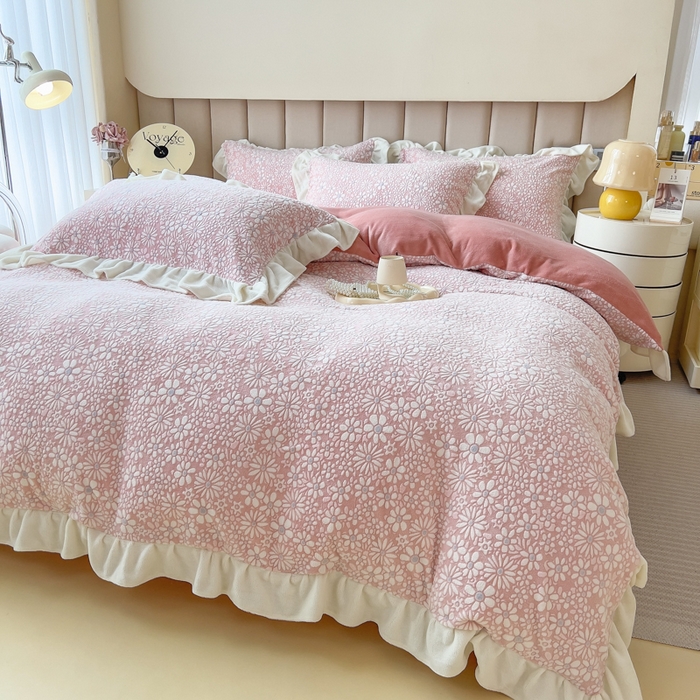 91家纺网 家纺一手货源 找家纺 印季家纺 2025新款花边款立体剪花牛奶绒四件套 豆沙