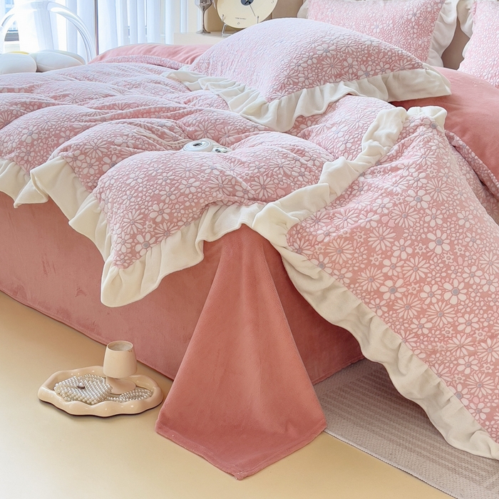 91家纺网 家纺一手货源 找家纺 （总）印季家纺 2025新款花边款立体剪花牛奶绒四件套