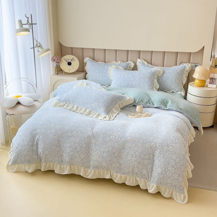 91家纺网 家纺一手货源 找家纺 印季家纺 2025新款花边款立体剪花牛奶绒四件套 天蓝