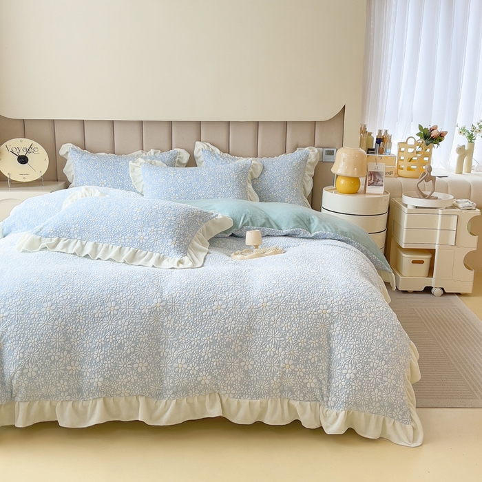 91家纺网 家纺一手货源 找家纺 印季家纺 2025新款花边款立体剪花牛奶绒四件套 天蓝