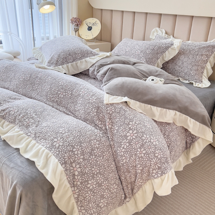 91家纺网 家纺一手货源 找家纺 印季家纺 2025新款花边款立体剪花牛奶绒四件套 灰咖
