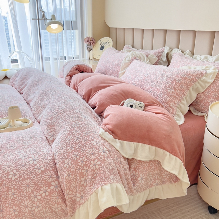 91家纺网 家纺一手货源 找家纺 印季家纺 2025新款花边款立体剪花牛奶绒四件套 豆沙