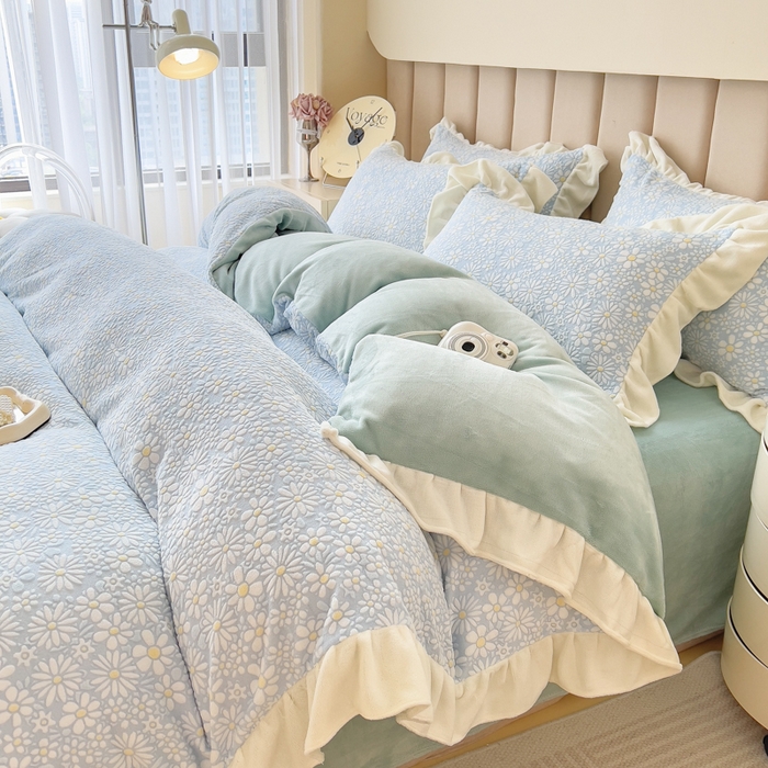 91家纺网 家纺一手货源 找家纺 印季家纺 2025新款花边款立体剪花牛奶绒四件套 天蓝