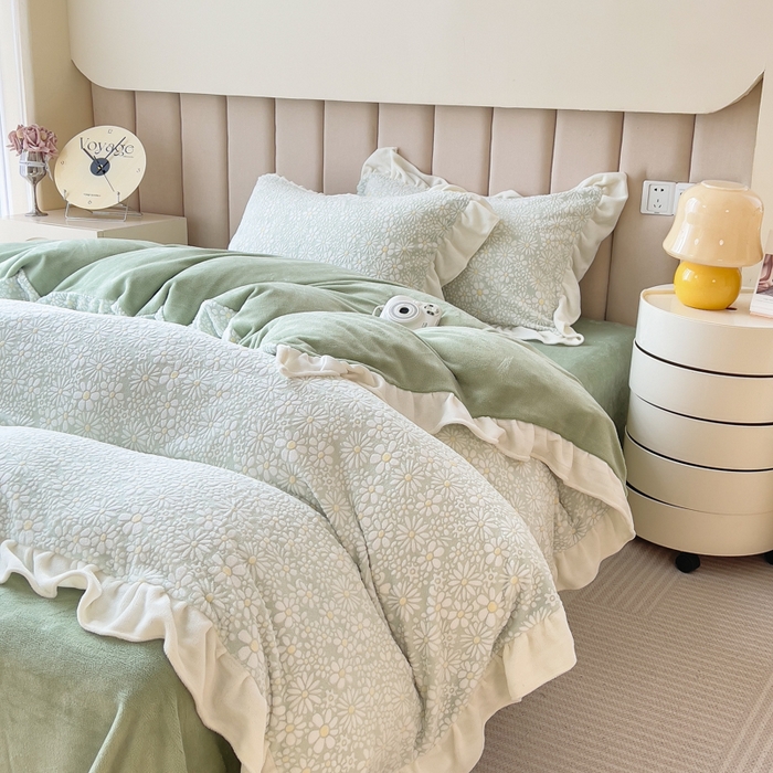 91家纺网 家纺一手货源 找家纺 印季家纺 2025新款花边款立体剪花牛奶绒四件套 水绿