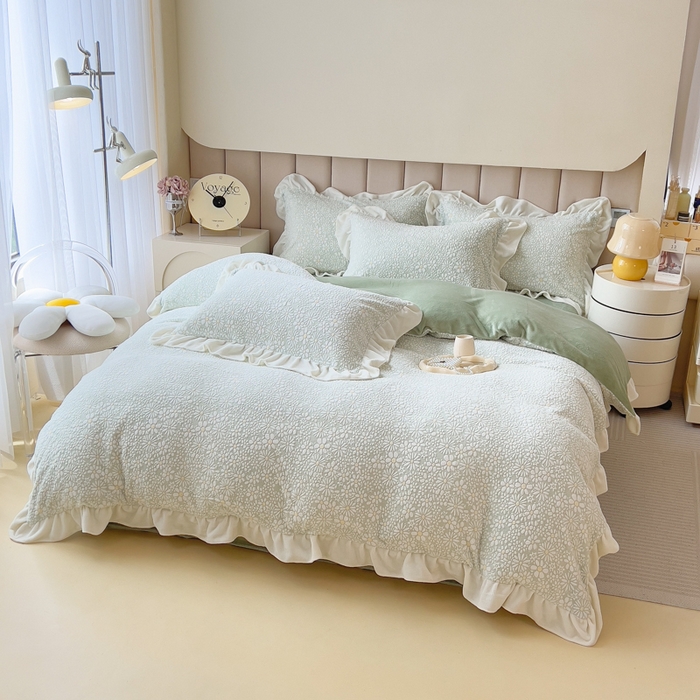 91家纺网 家纺一手货源 找家纺 印季家纺 2025新款花边款立体剪花牛奶绒四件套 水绿