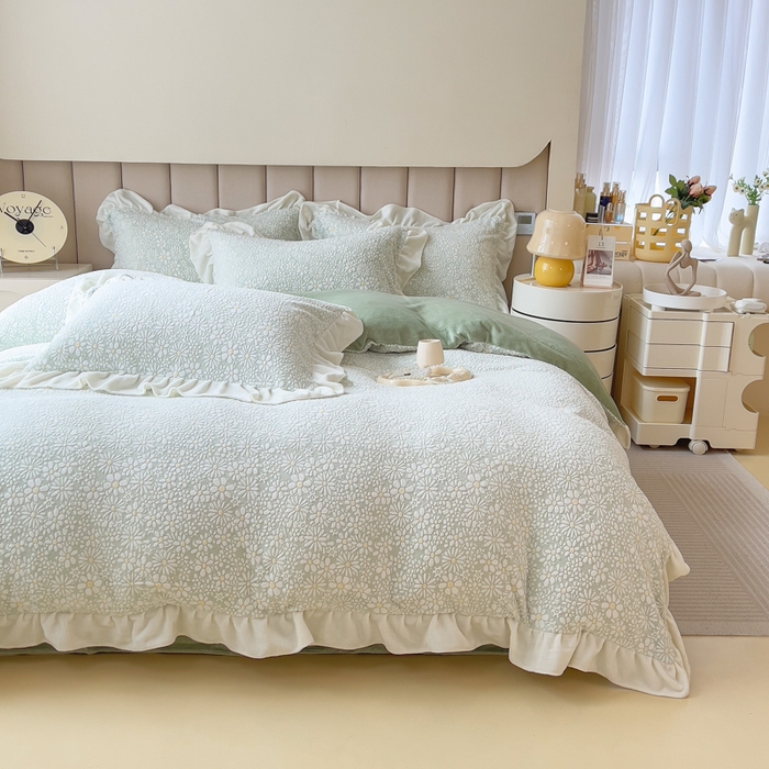 91家纺网 家纺一手货源 找家纺 印季家纺 2025新款花边款立体剪花牛奶绒四件套 水绿