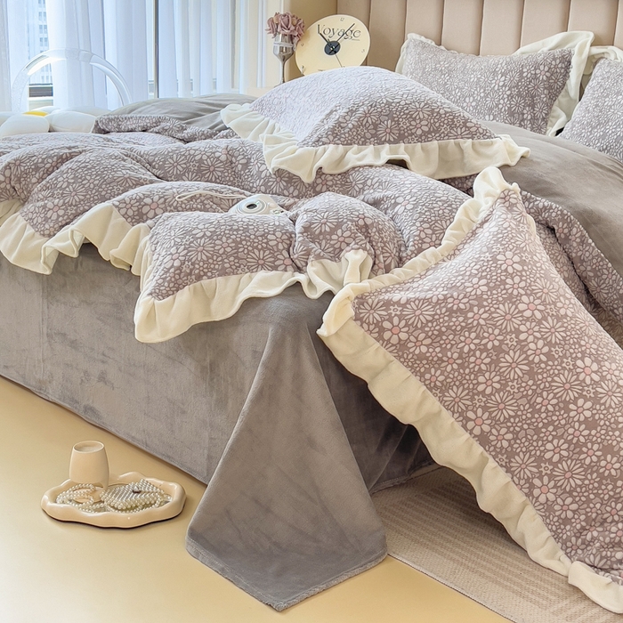 91家纺网 家纺一手货源 找家纺 印季家纺 2025新款花边款立体剪花牛奶绒四件套 灰咖