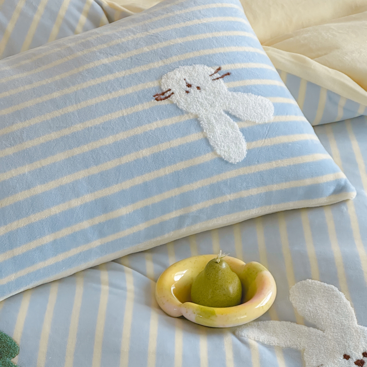 91家纺网 家纺一手货源 找家纺 桃子家居 2025新款A类ins兔毛贴布绣毛巾绣印加绣卡通少女加厚牛奶绒系列四件套 绒贴布绣-森林小兔