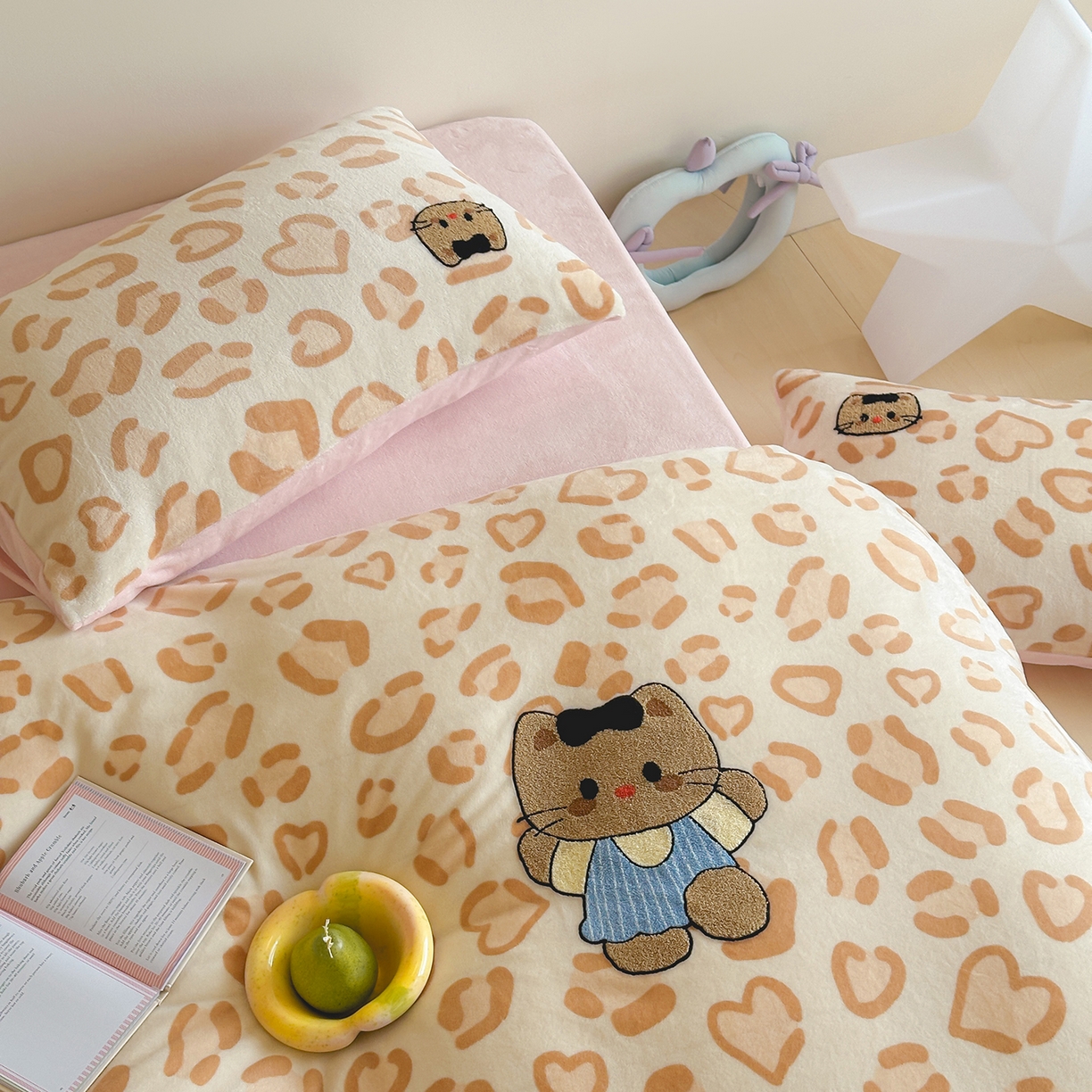 91家纺网 家纺一手货源 找家纺 （总）桃子家居 2025新款A类ins兔毛贴布绣毛巾绣印加绣卡通少女加厚牛奶绒系列四件套