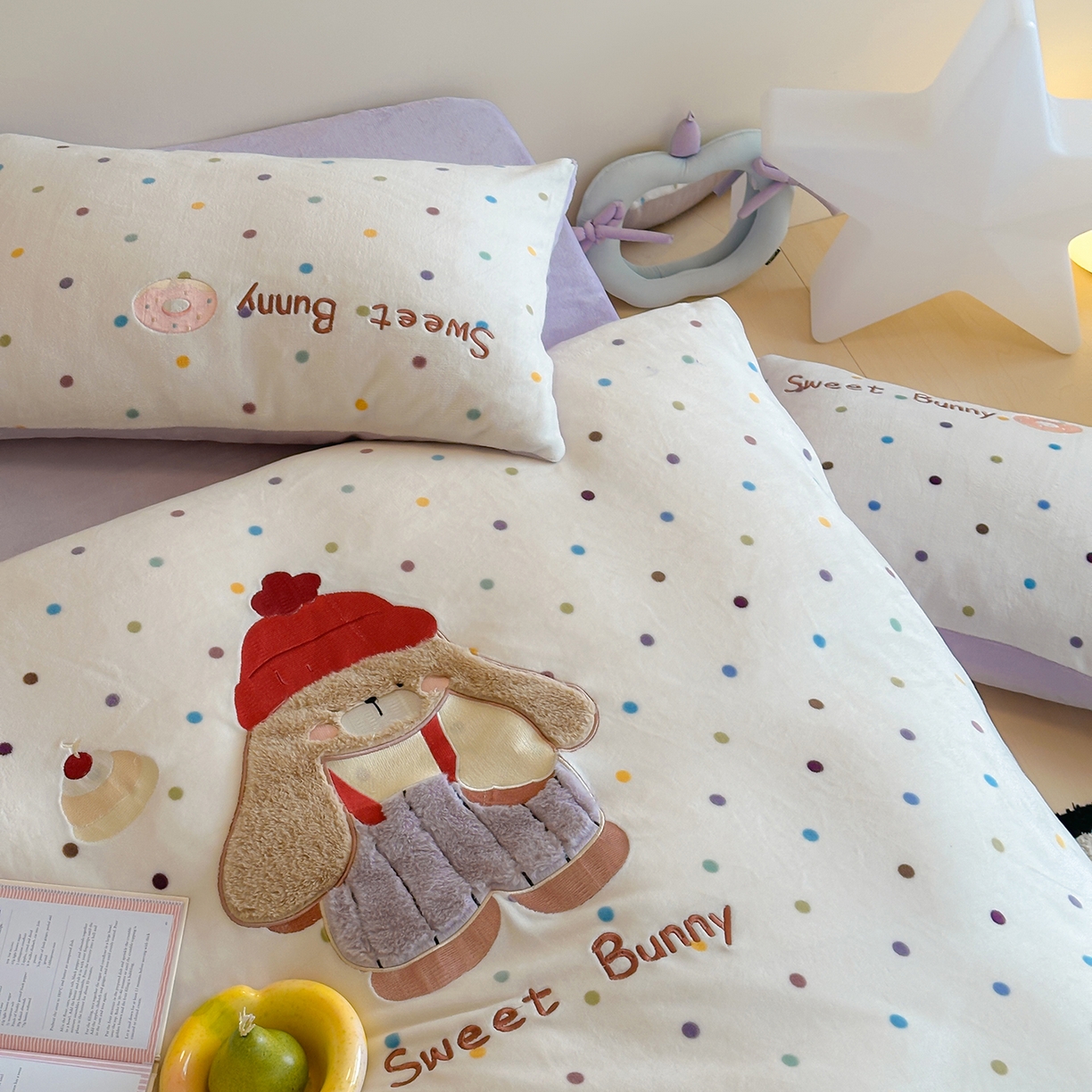 91家纺网 家纺一手货源 找家纺 桃子家居 2025新款A类ins兔毛贴布绣毛巾绣印加绣卡通少女加厚牛奶绒系列四件套 绒贴布绣-甜点兔