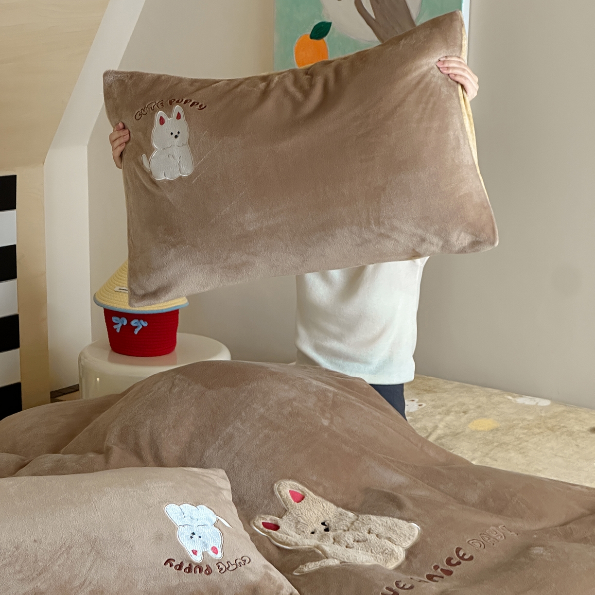 91家纺网 家纺一手货源 找家纺 桃子家居 2025新款A类ins兔毛贴布绣毛巾绣印加绣卡通少女加厚牛奶绒系列四件套 绒贴布绣-西高地小狗