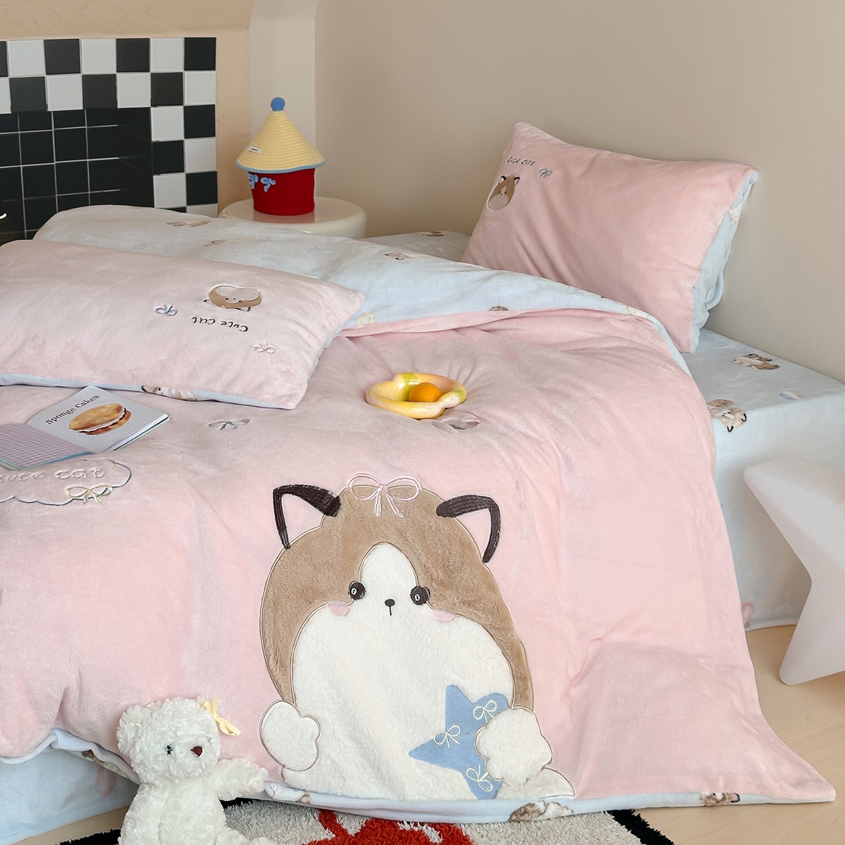 91家纺网 家纺一手货源 找家纺 桃子家居 2025新款A类ins兔毛贴布绣毛巾绣印加绣卡通少女加厚牛奶绒系列四件套 绒贴布绣-公主猫