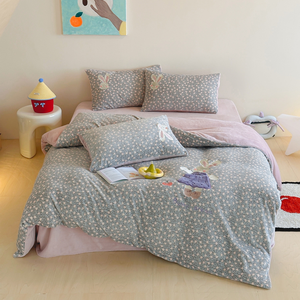 91家纺网 家纺一手货源 找家纺 桃子家居 2025新款A类ins兔毛贴布绣毛巾绣印加绣卡通少女加厚牛奶绒系列四件套 绒贴布绣-紫小兔