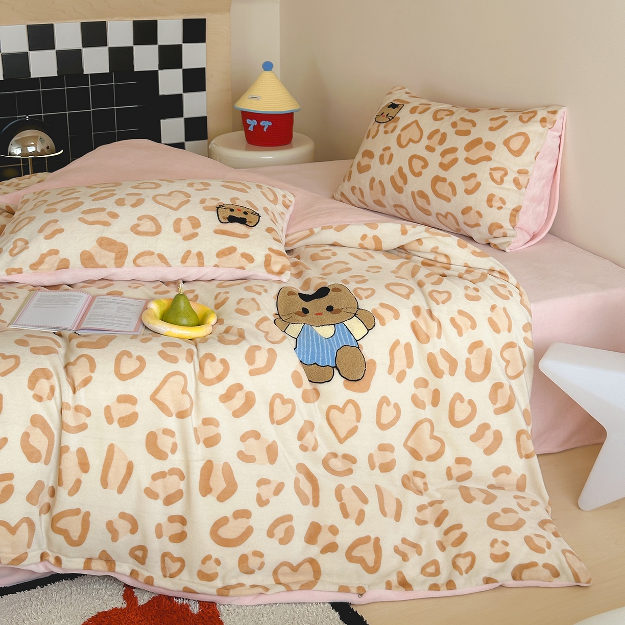 91家纺网 家纺一手货源 找家纺 桃子家居 2025新款A类ins兔毛贴布绣毛巾绣印加绣卡通少女加厚牛奶绒系列四件套 绒贴布绣-豹纹奶油猫