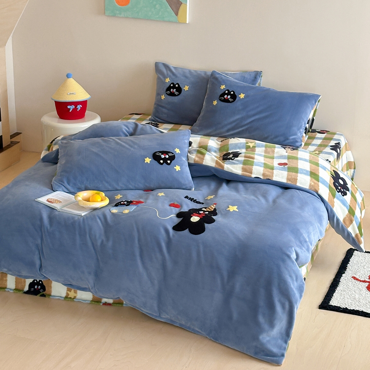 91家纺网 家纺一手货源 找家纺 桃子家居 2025新款A类ins兔毛贴布绣毛巾绣印加绣卡通少女加厚牛奶绒系列四件套 绒贴布绣-星星猫