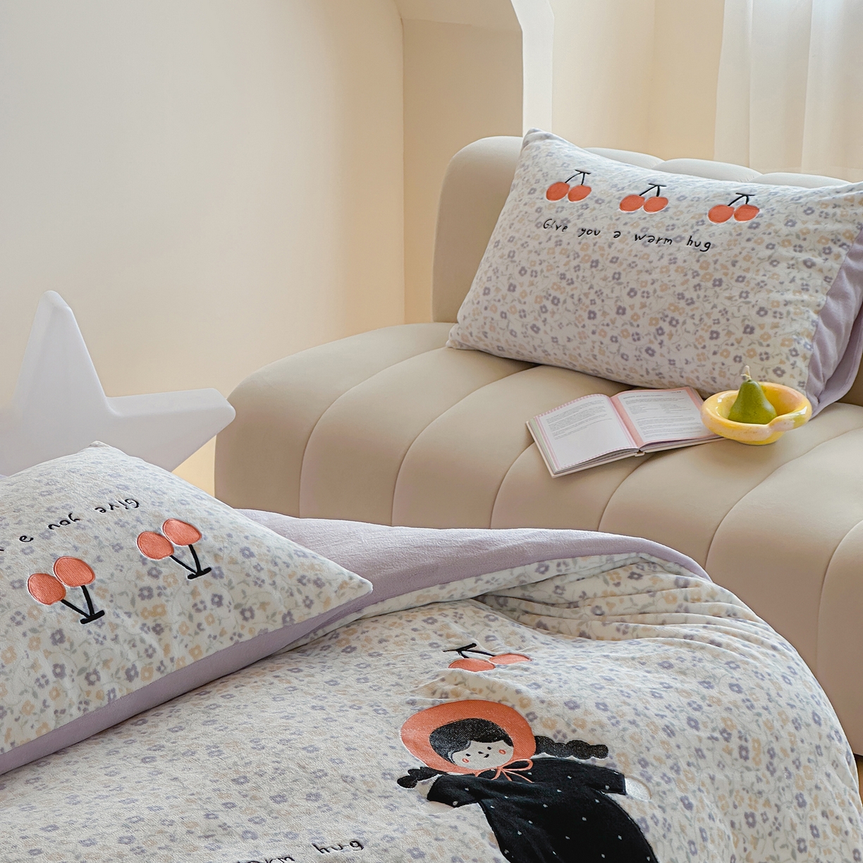 91家纺网 家纺一手货源 找家纺 桃子家居 2025新款A类ins兔毛贴布绣毛巾绣印加绣卡通少女加厚牛奶绒系列四件套 绒贴布绣-樱桃女孩