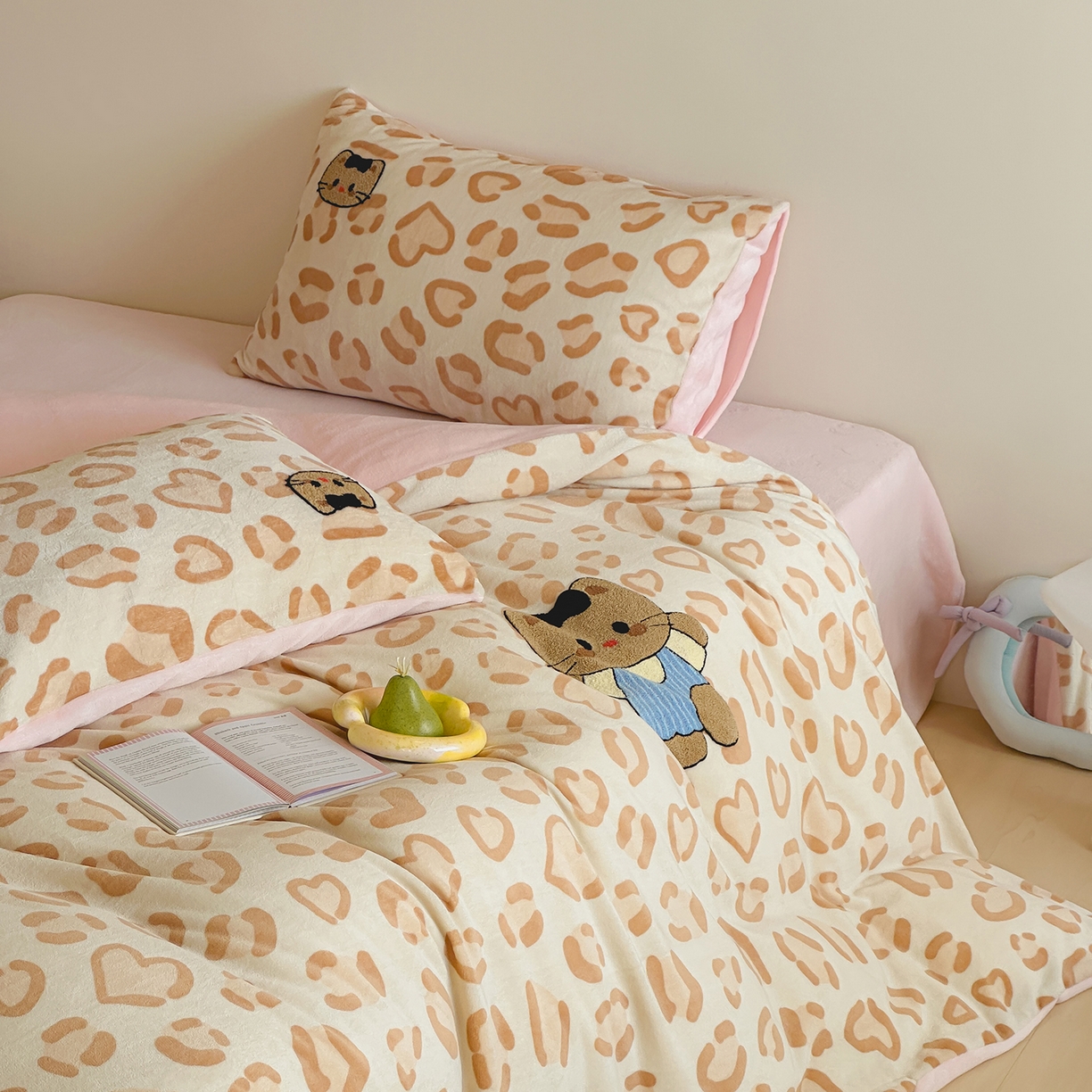 91家纺网 家纺一手货源 找家纺 （总）桃子家居 2025新款A类ins兔毛贴布绣毛巾绣印加绣卡通少女加厚牛奶绒系列四件套