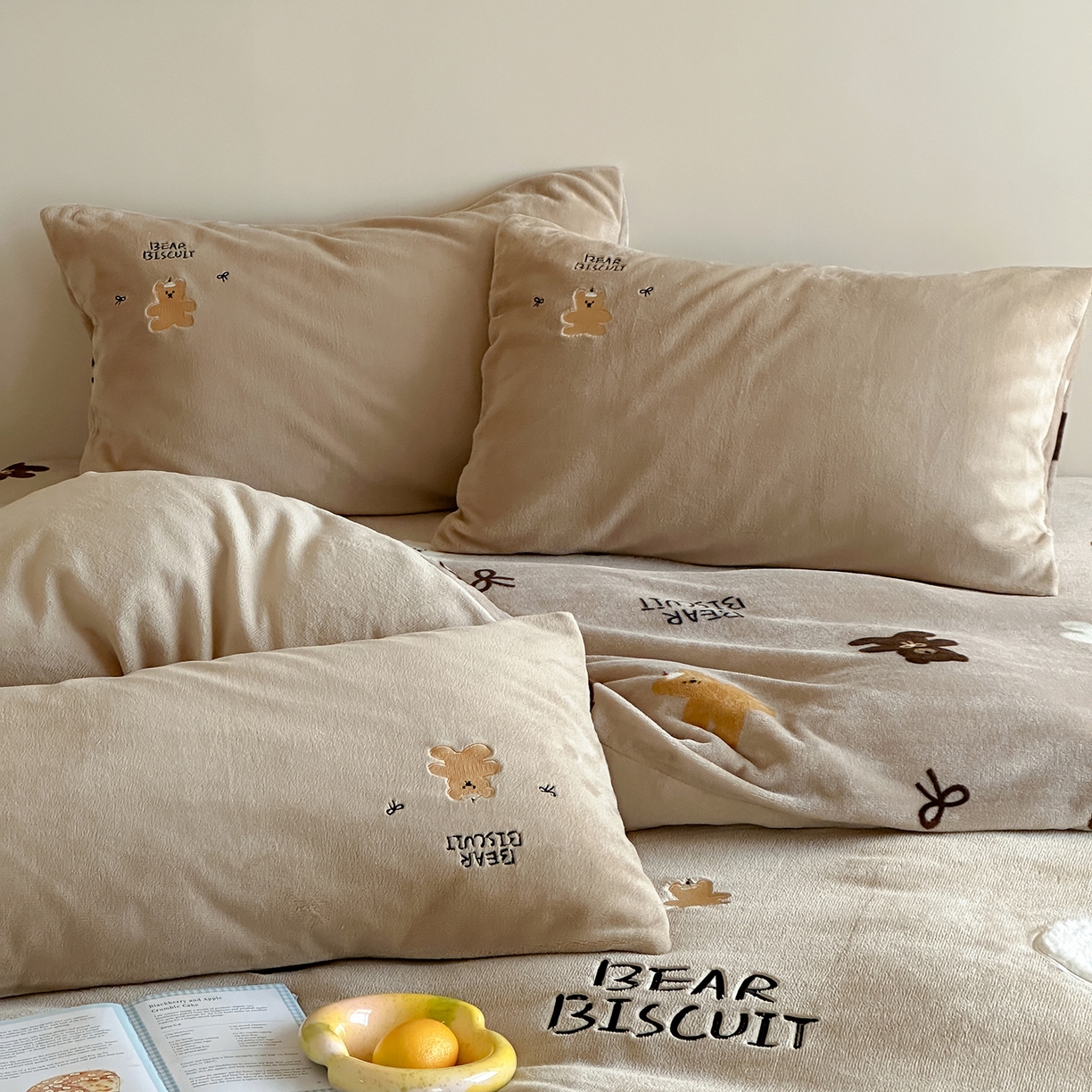 91家纺网 家纺一手货源 找家纺 桃子家居 2025新款A类ins兔毛贴布绣毛巾绣印加绣卡通少女加厚牛奶绒系列四件套 绒贴布绣-奶白熊