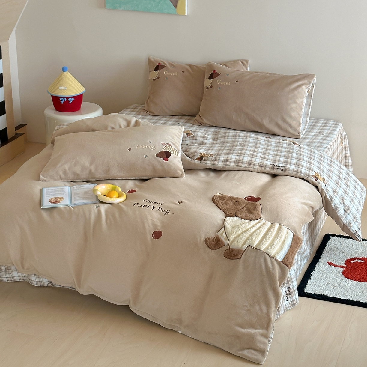 91家纺网 家纺一手货源 找家纺 桃子家居 2025新款A类ins兔毛贴布绣毛巾绣印加绣卡通少女加厚牛奶绒系列四件套 绒贴布绣-苹果腊肠狗