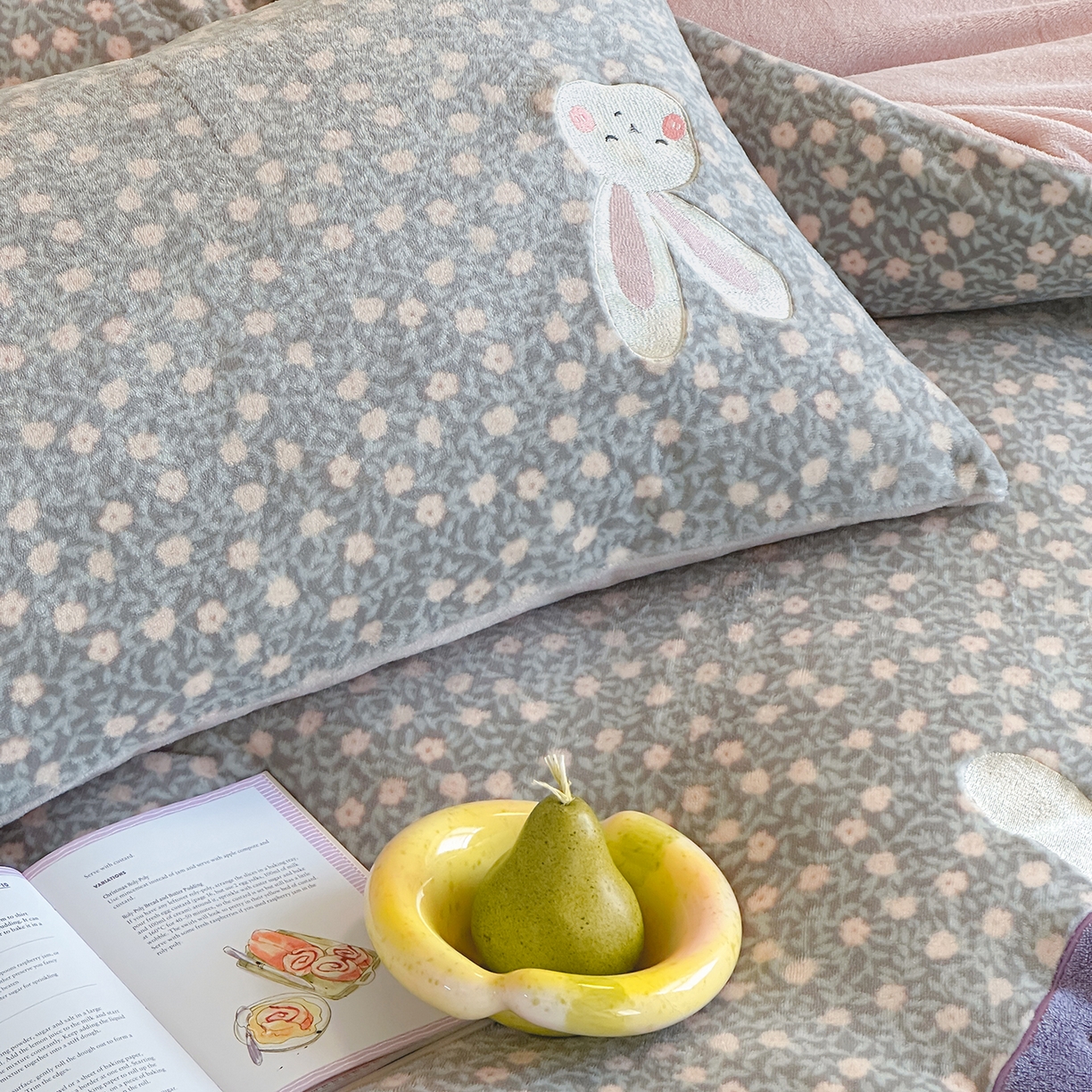 91家纺网 家纺一手货源 找家纺 桃子家居 2025新款A类ins兔毛贴布绣毛巾绣印加绣卡通少女加厚牛奶绒系列四件套 绒贴布绣-紫小兔