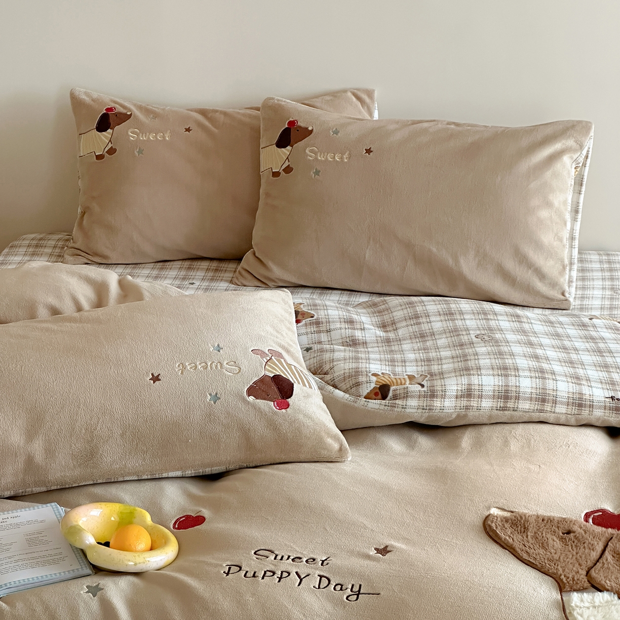 91家纺网 家纺一手货源 找家纺 桃子家居 2025新款A类ins兔毛贴布绣毛巾绣印加绣卡通少女加厚牛奶绒系列四件套 绒贴布绣-苹果腊肠狗