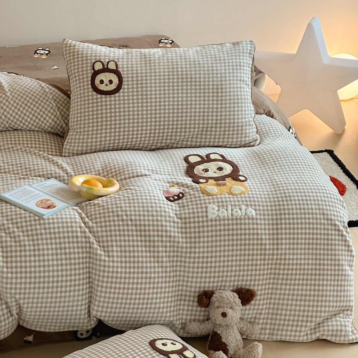 91家纺网 家纺一手货源 找家纺 桃子家居 2025新款A类ins兔毛贴布绣毛巾绣印加绣卡通少女加厚牛奶绒系列四件套 绒贴布绣-布拉拉