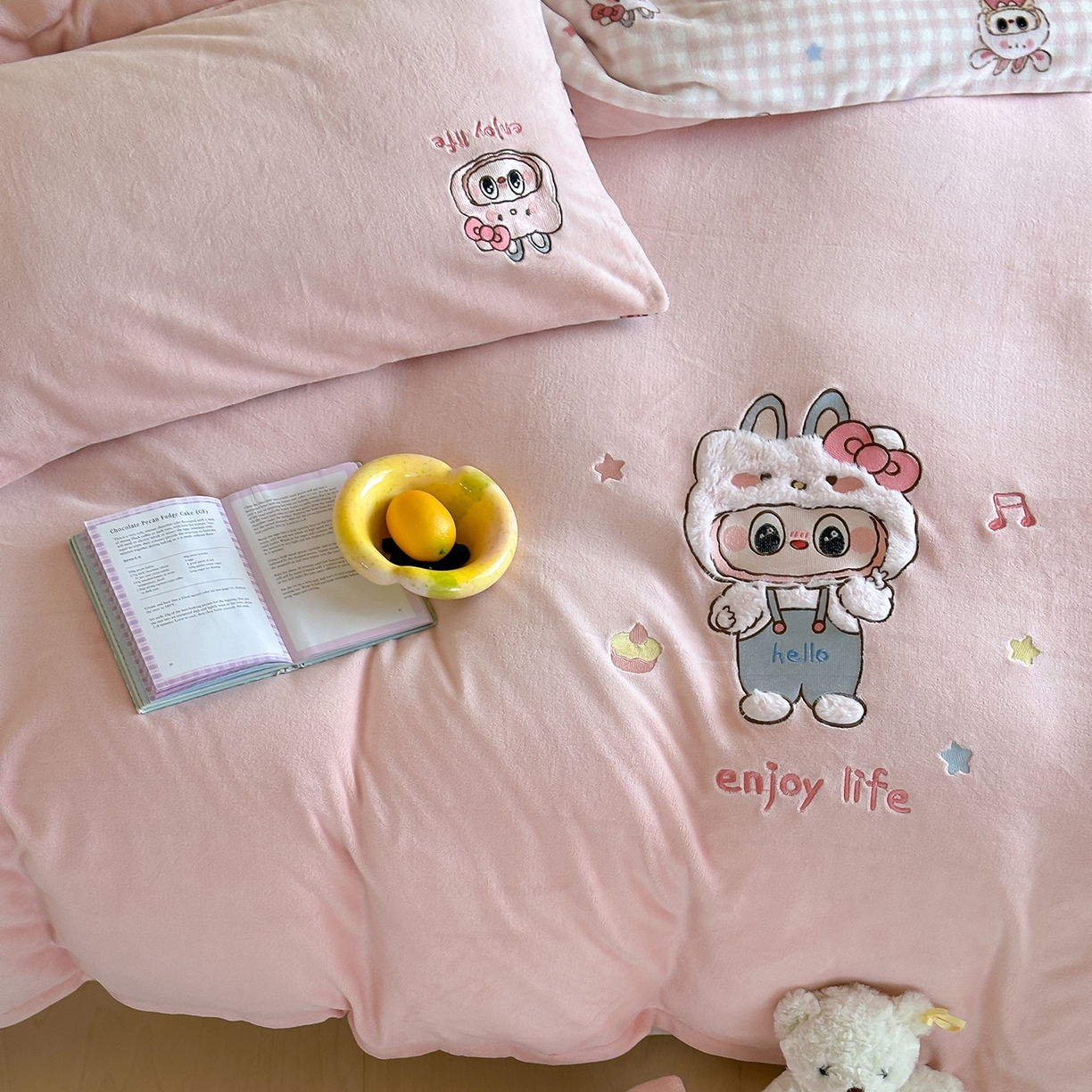 91家纺网 家纺一手货源 找家纺 桃子家居 2025新款A类ins兔毛贴布绣毛巾绣印加绣卡通少女加厚牛奶绒系列四件套 绒贴布绣-美可可