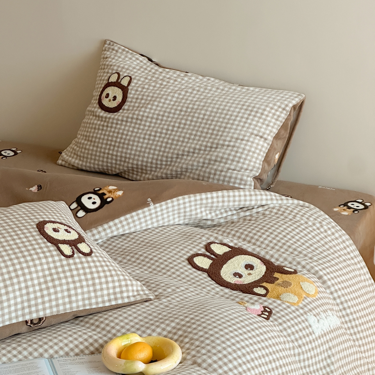 91家纺网 家纺一手货源 找家纺 桃子家居 2025新款A类ins兔毛贴布绣毛巾绣印加绣卡通少女加厚牛奶绒系列四件套 绒贴布绣-布拉拉