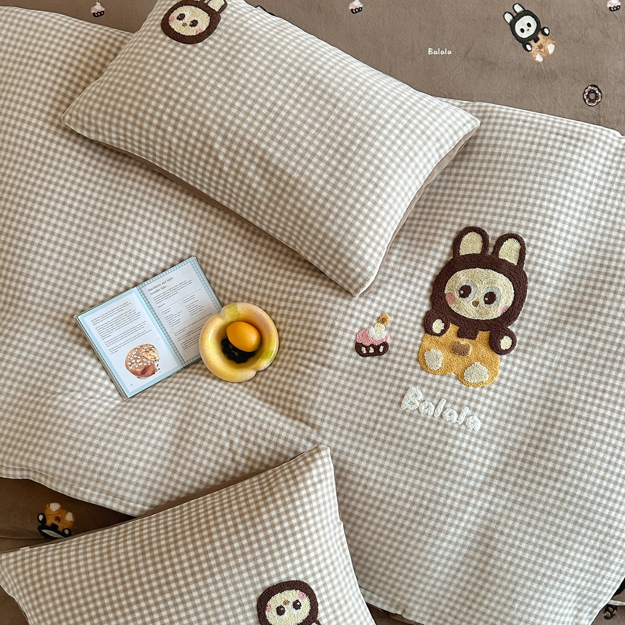 91家纺网 家纺一手货源 找家纺 桃子家居 2025新款A类ins兔毛贴布绣毛巾绣印加绣卡通少女加厚牛奶绒系列四件套 绒贴布绣-布拉拉