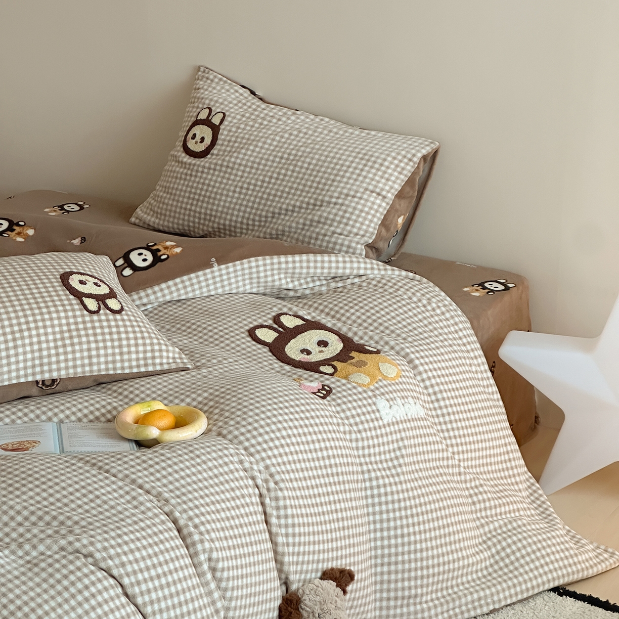 91家纺网 家纺一手货源 找家纺 桃子家居 2025新款A类ins兔毛贴布绣毛巾绣印加绣卡通少女加厚牛奶绒系列四件套 绒贴布绣-布拉拉