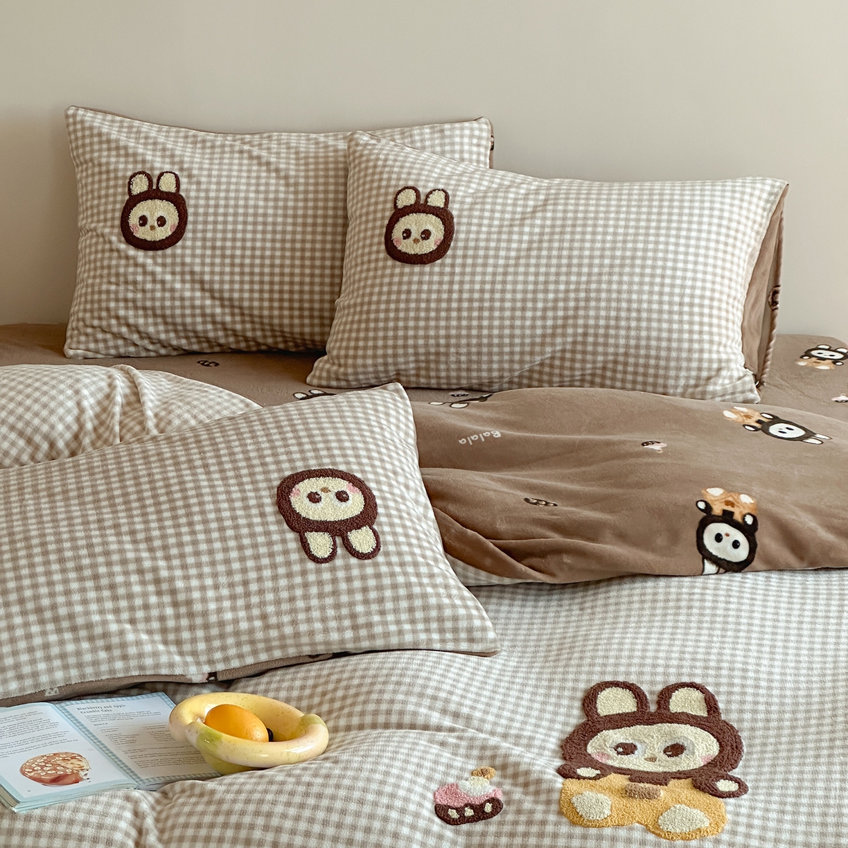 91家纺网 家纺一手货源 找家纺 桃子家居 2025新款A类ins兔毛贴布绣毛巾绣印加绣卡通少女加厚牛奶绒系列四件套 绒贴布绣-布拉拉