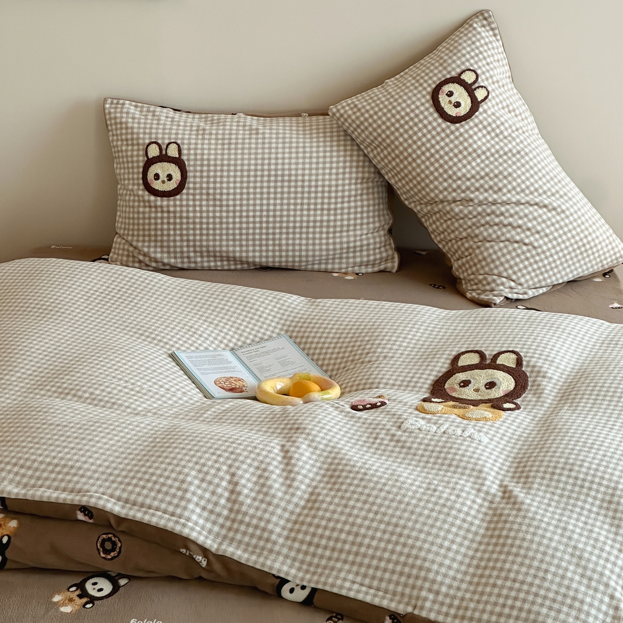 91家纺网 家纺一手货源 找家纺 桃子家居 2025新款A类ins兔毛贴布绣毛巾绣印加绣卡通少女加厚牛奶绒系列四件套 绒贴布绣-布拉拉