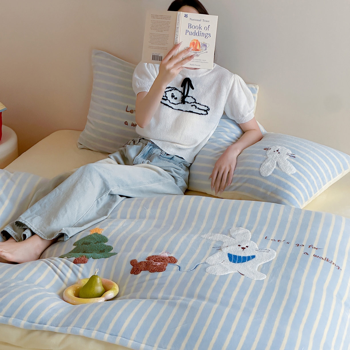 91家纺网 家纺一手货源 找家纺 桃子家居 2025新款A类ins兔毛贴布绣毛巾绣印加绣卡通少女加厚牛奶绒系列四件套 绒贴布绣-森林小兔