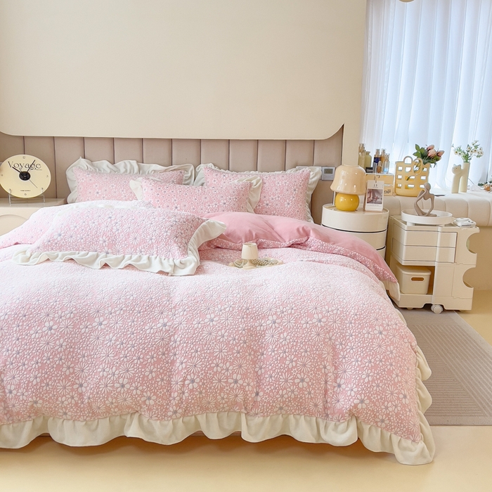 91家纺网 家纺一手货源 找家纺 印季家纺 2025新款花边款立体剪花牛奶绒四件套 粉红