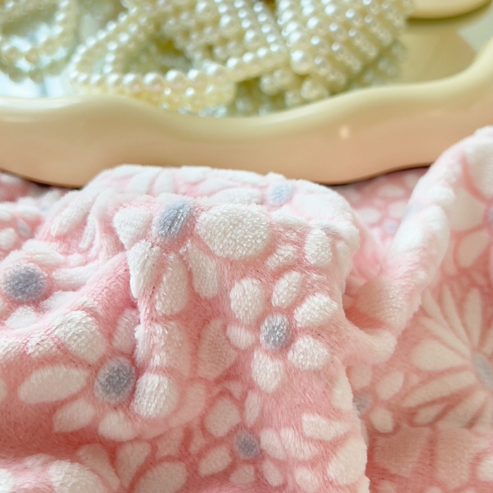 91家纺网 家纺一手货源 找家纺 印季家纺 2025新款花边款立体剪花牛奶绒四件套 粉红