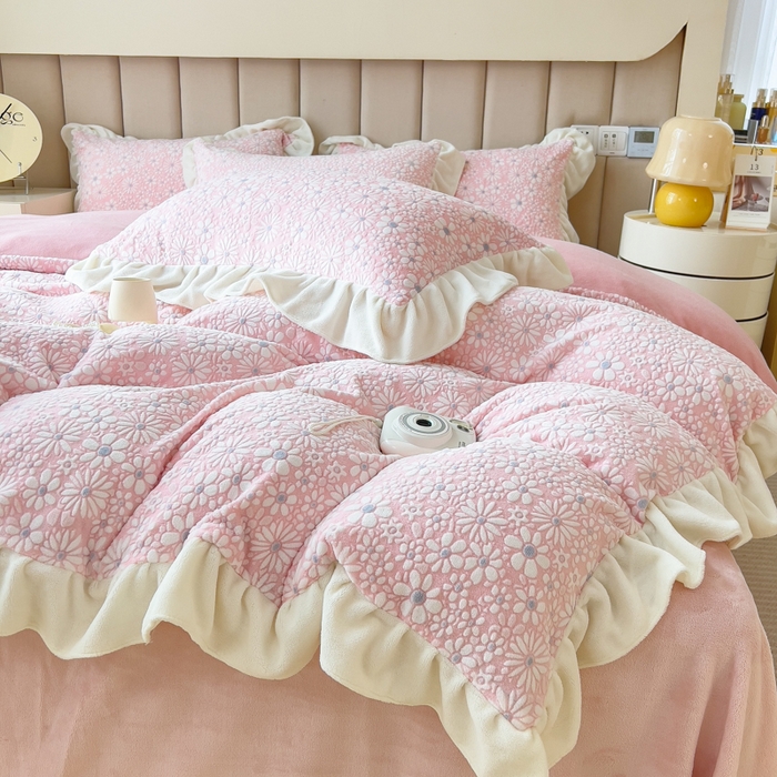 91家纺网 家纺一手货源 找家纺 印季家纺 2025新款花边款立体剪花牛奶绒四件套 粉红