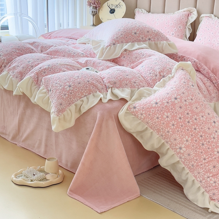 91家纺网 家纺一手货源 找家纺 印季家纺 2025新款花边款立体剪花牛奶绒四件套 粉红