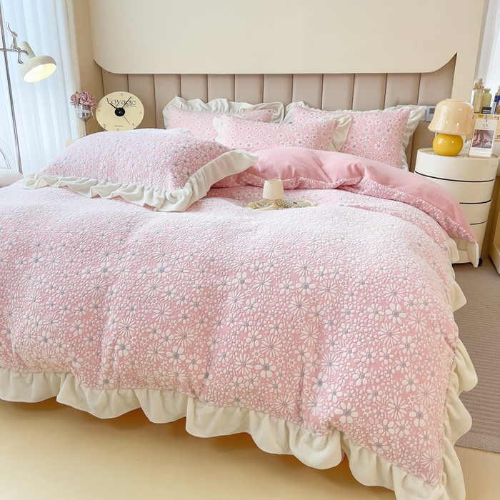 91家纺网 家纺一手货源 找家纺 印季家纺 2025新款花边款立体剪花牛奶绒四件套 粉红