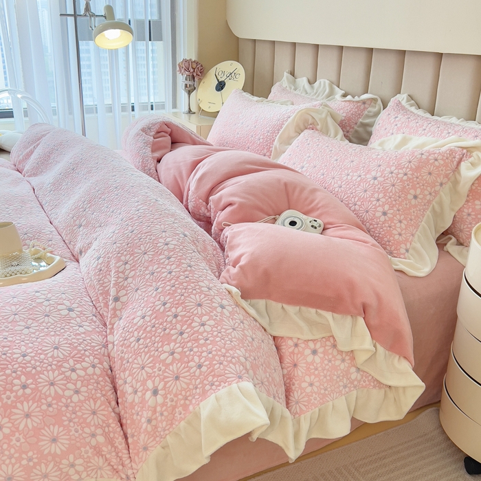 91家纺网 家纺一手货源 找家纺 印季家纺 2025新款花边款立体剪花牛奶绒四件套 粉红