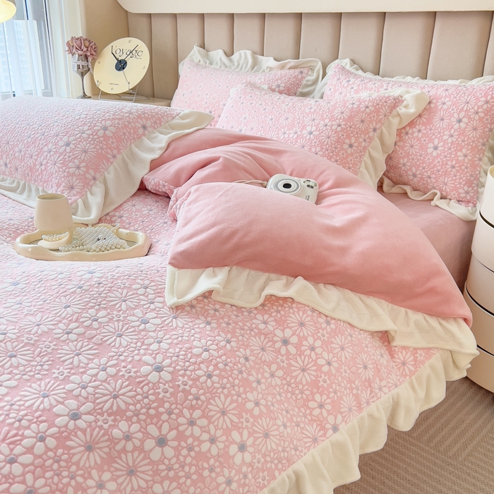 91家纺网 家纺一手货源 找家纺 印季家纺 2025新款花边款立体剪花牛奶绒四件套 粉红