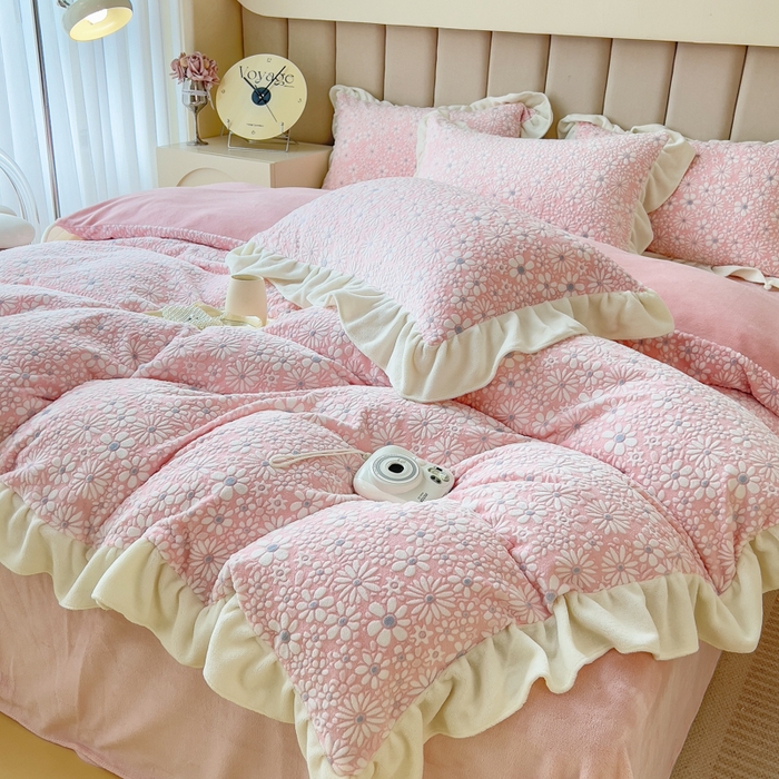 91家纺网 家纺一手货源 找家纺 印季家纺 2025新款花边款立体剪花牛奶绒四件套 粉红