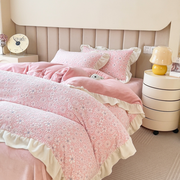 91家纺网 家纺一手货源 找家纺 印季家纺 2025新款花边款立体剪花牛奶绒四件套 粉红