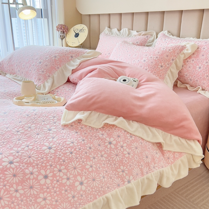 91家纺网 家纺一手货源 找家纺 印季家纺 2025新款花边款立体剪花牛奶绒四件套 粉红