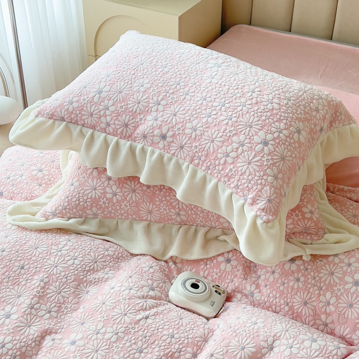 91家纺网 家纺一手货源 找家纺 印季家纺 2025新款花边款立体剪花牛奶绒四件套 粉红